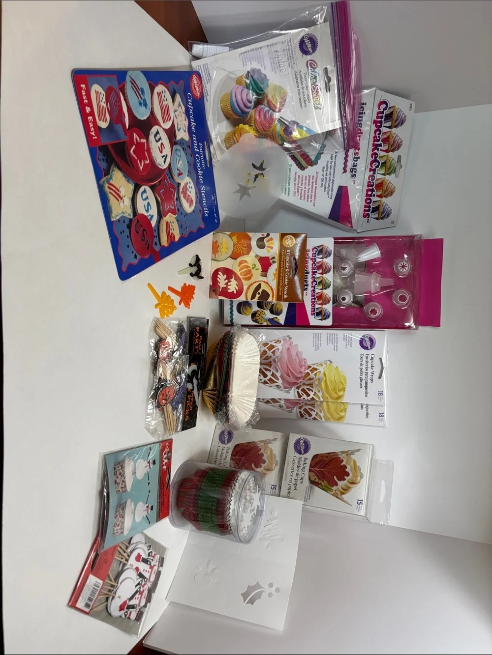 Wilton Holiday Cupcake Decorating Kit - Red, Green, White, Pink, Yellow